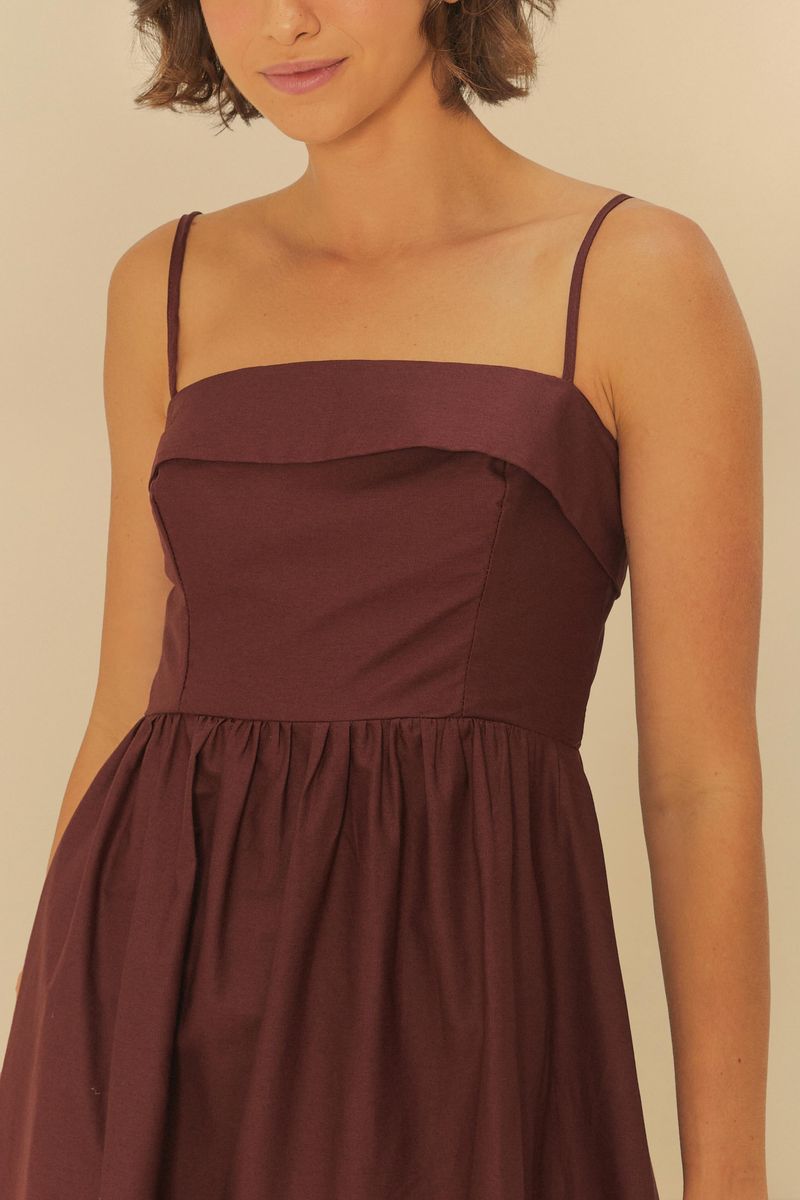 Vestido-largo-con-finos-tirantes-en-tono-vino-exhibido-en-modelo-enfocado-en-el-busto-y-los-tirantes.