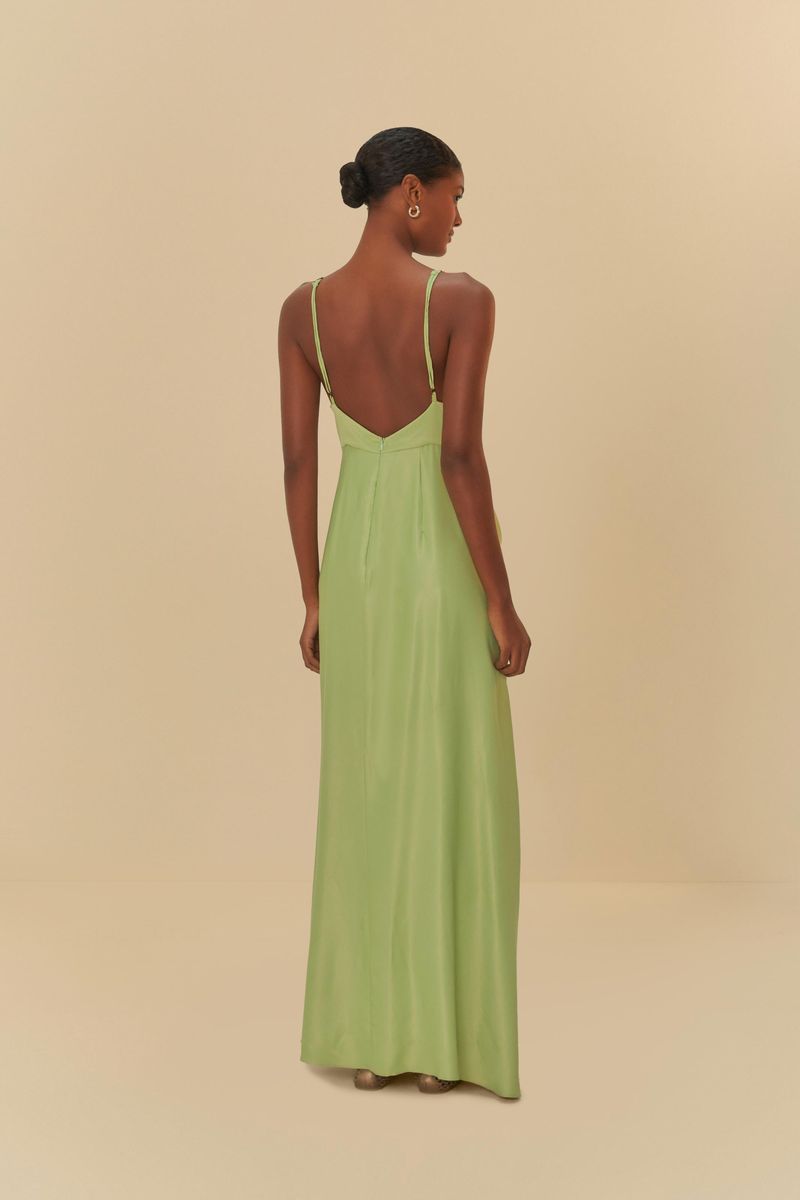 Primer plano del detalle en el busto del vestido largo verde.