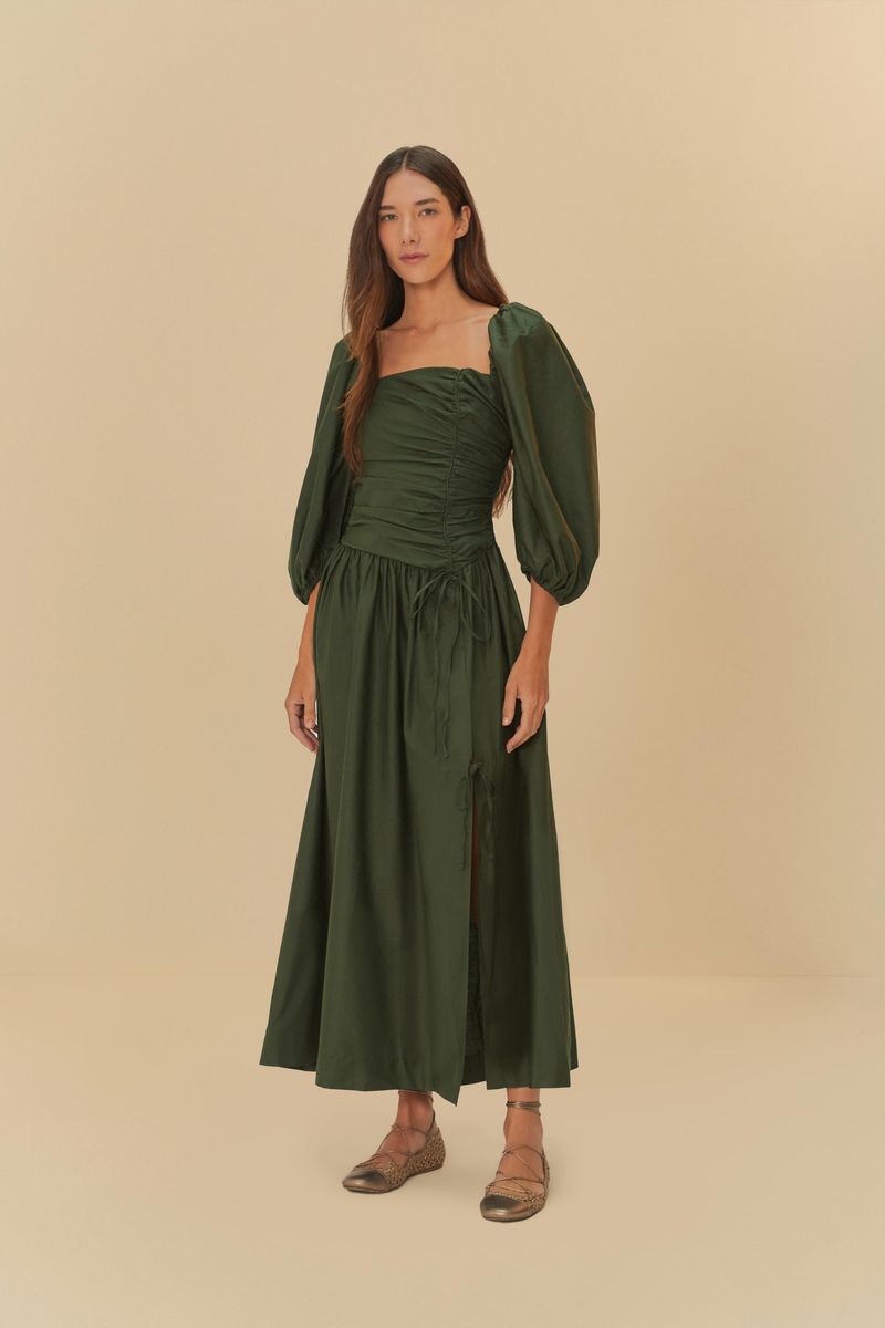 Vestido verde con mangas abullonadas y recogido en la parte superior, exhibido sobre un fondo neutro.