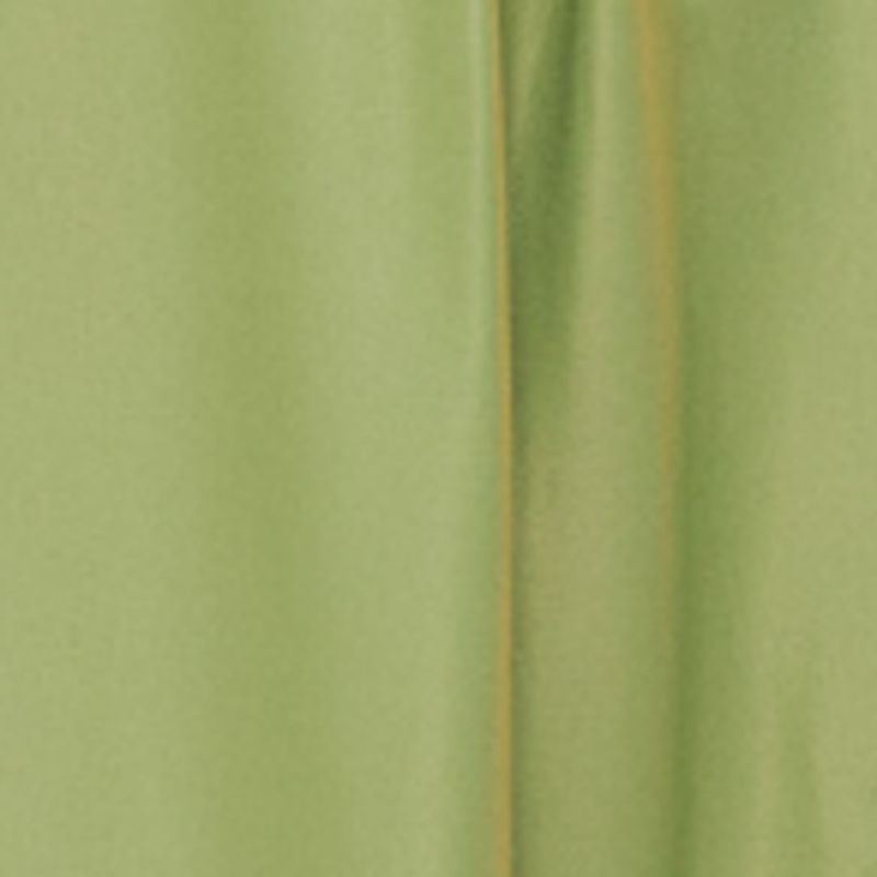 Primer-plano-del-borde-del-vestido-largo-verde.