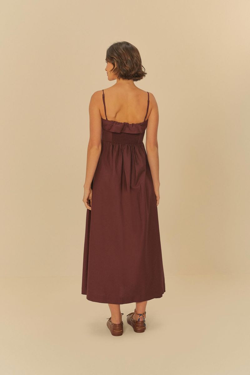Vestido-largo-con-finos-tirantes-en-tono-vino-exhibido-en-modelo-de-espalda-mostrando-el-diseño-trasero.