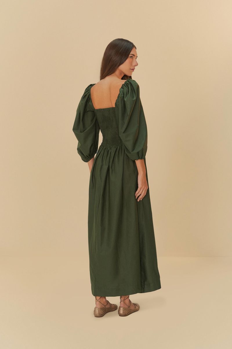 Vista trasera del vestido verde con mangas abullonadas y corte recto.