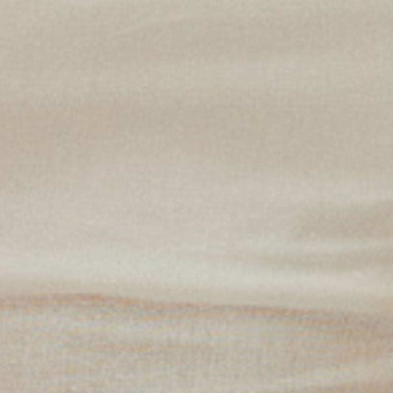 Detalle de la tela blanca del vestido corto, mostrando su textura suave.