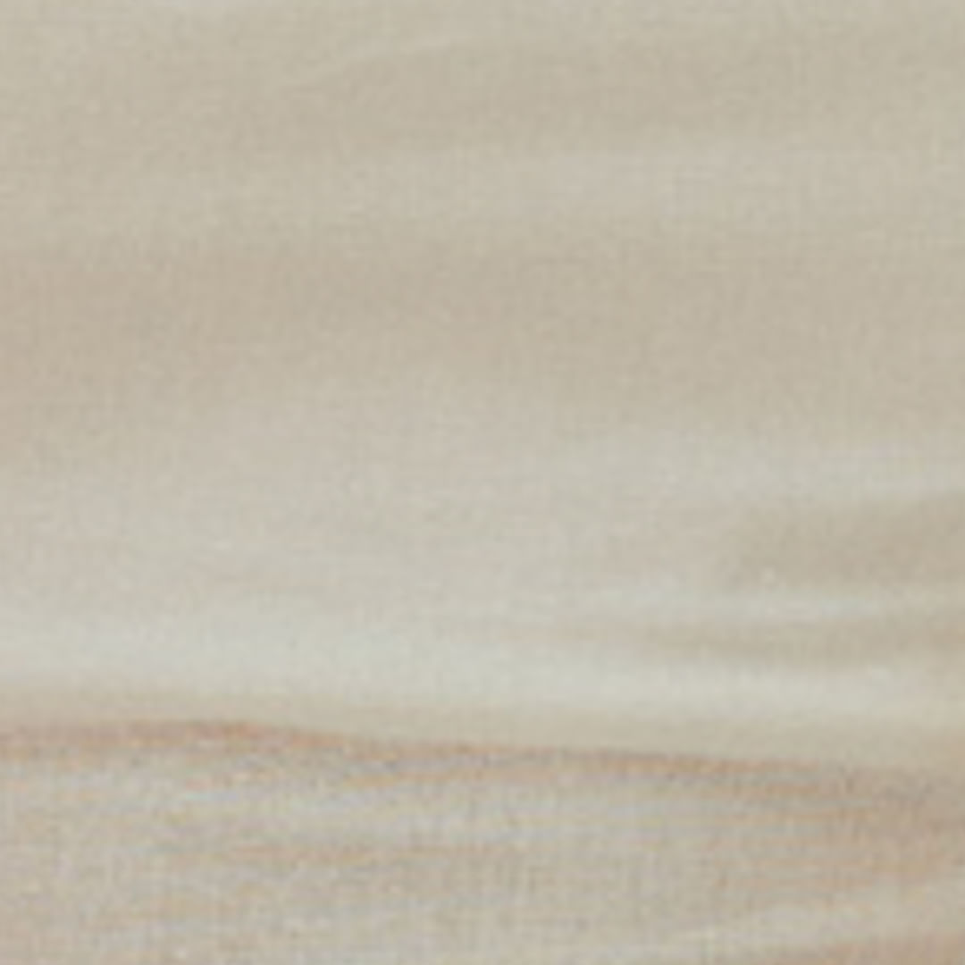 Detalle de la tela blanca del vestido corto, mostrando su textura suave.