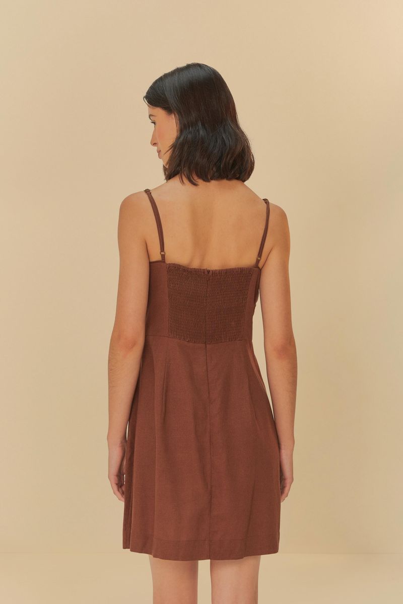 Vista trasera del vestido corto fruncido marrón con detalle elástico en la parte superior.