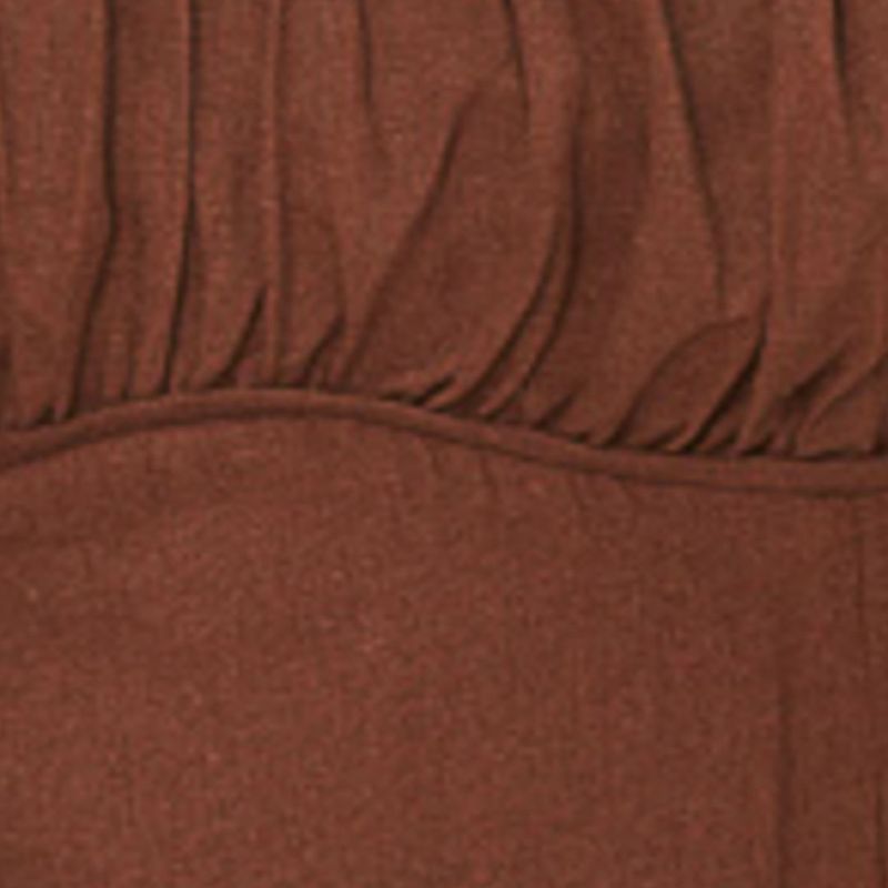Detalle-del-tejido-marron-del-vestido-corto-fruncido-mostrando-textura-y-acabado.