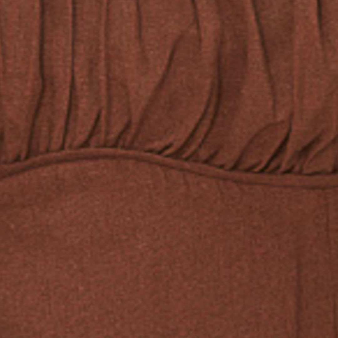 Detalle-del-tejido-marron-del-vestido-corto-fruncido-mostrando-textura-y-acabado.