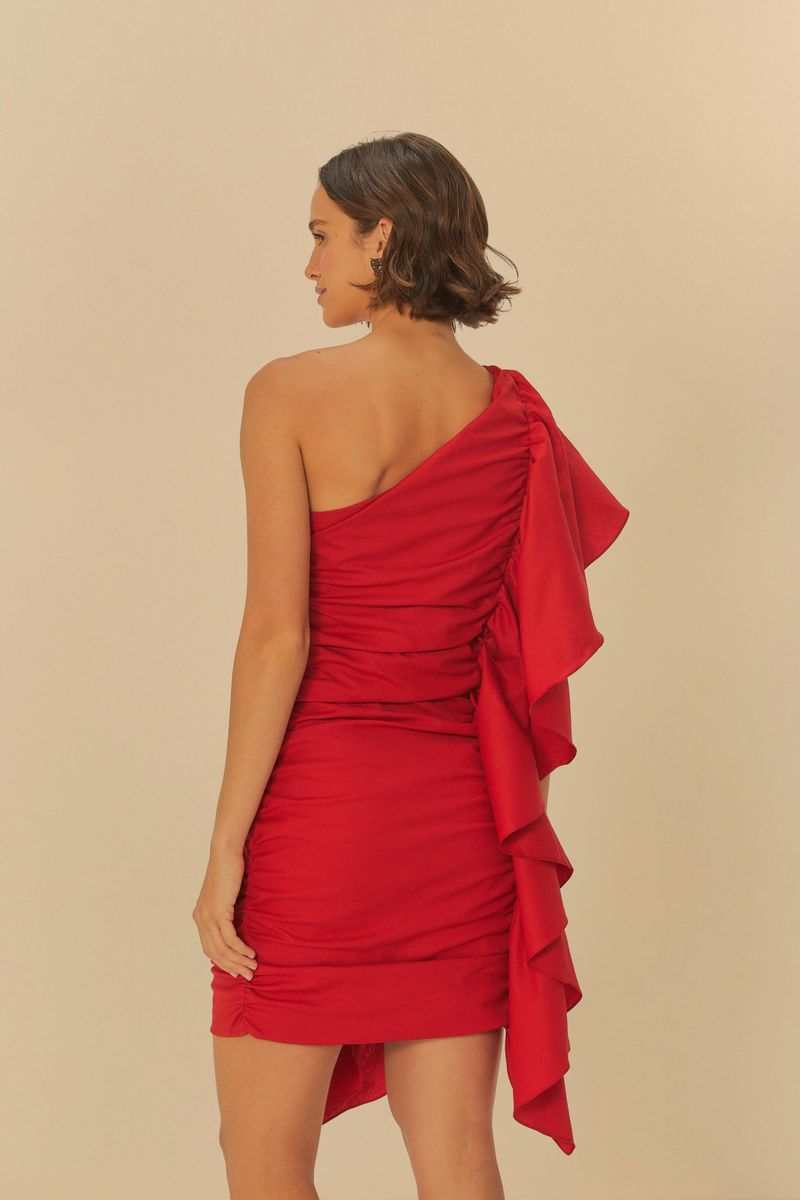 Vista trasera del vestido corto rojo con volante lateral.