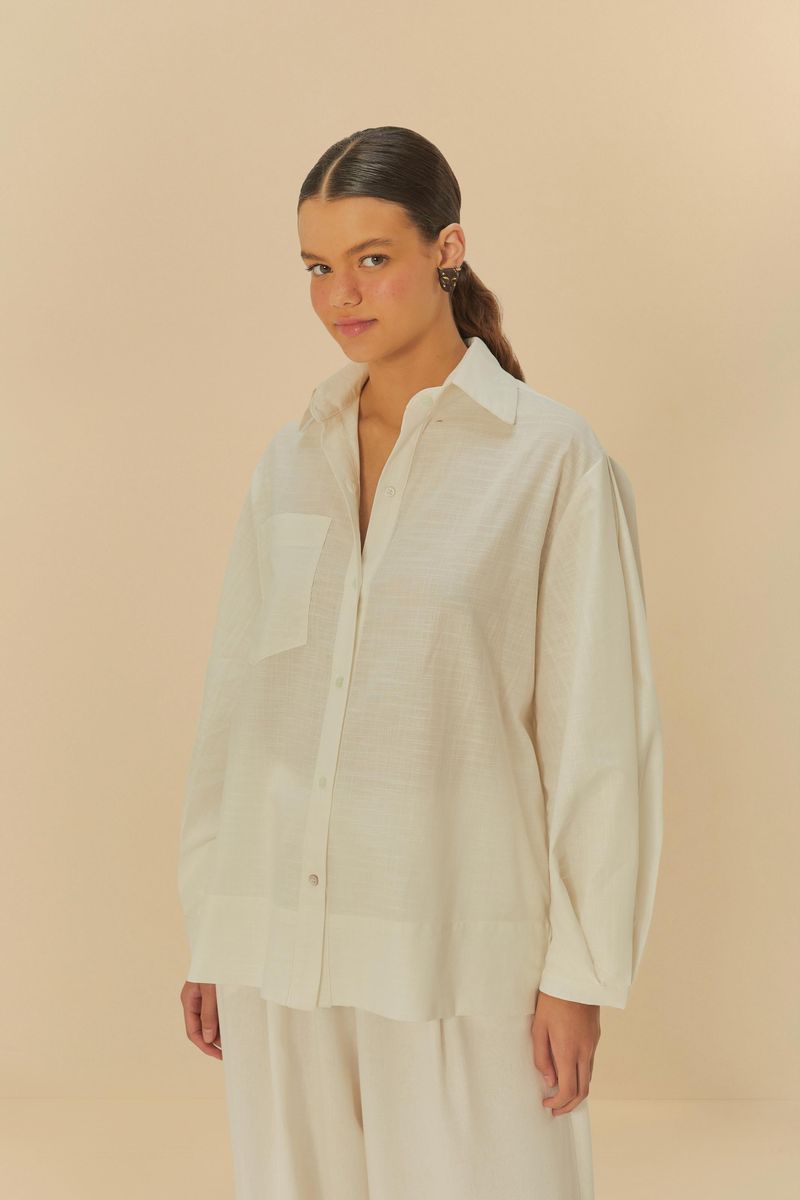 Camisa de mangas largas con pliegues, vista frontal.