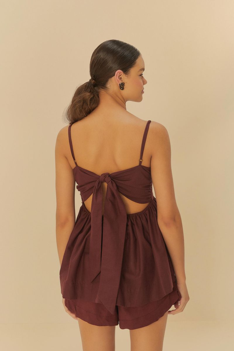Vista lateral de la blusa con tiranticas y lazada en la espalda.