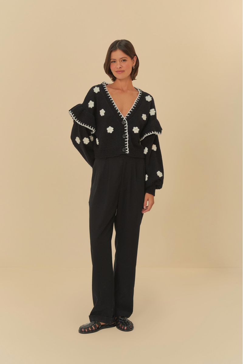 Vista-completa-del-sueter-corto-de-tejido-artesanal-con-estampado-floral-combinado-con-pantalon-negro.