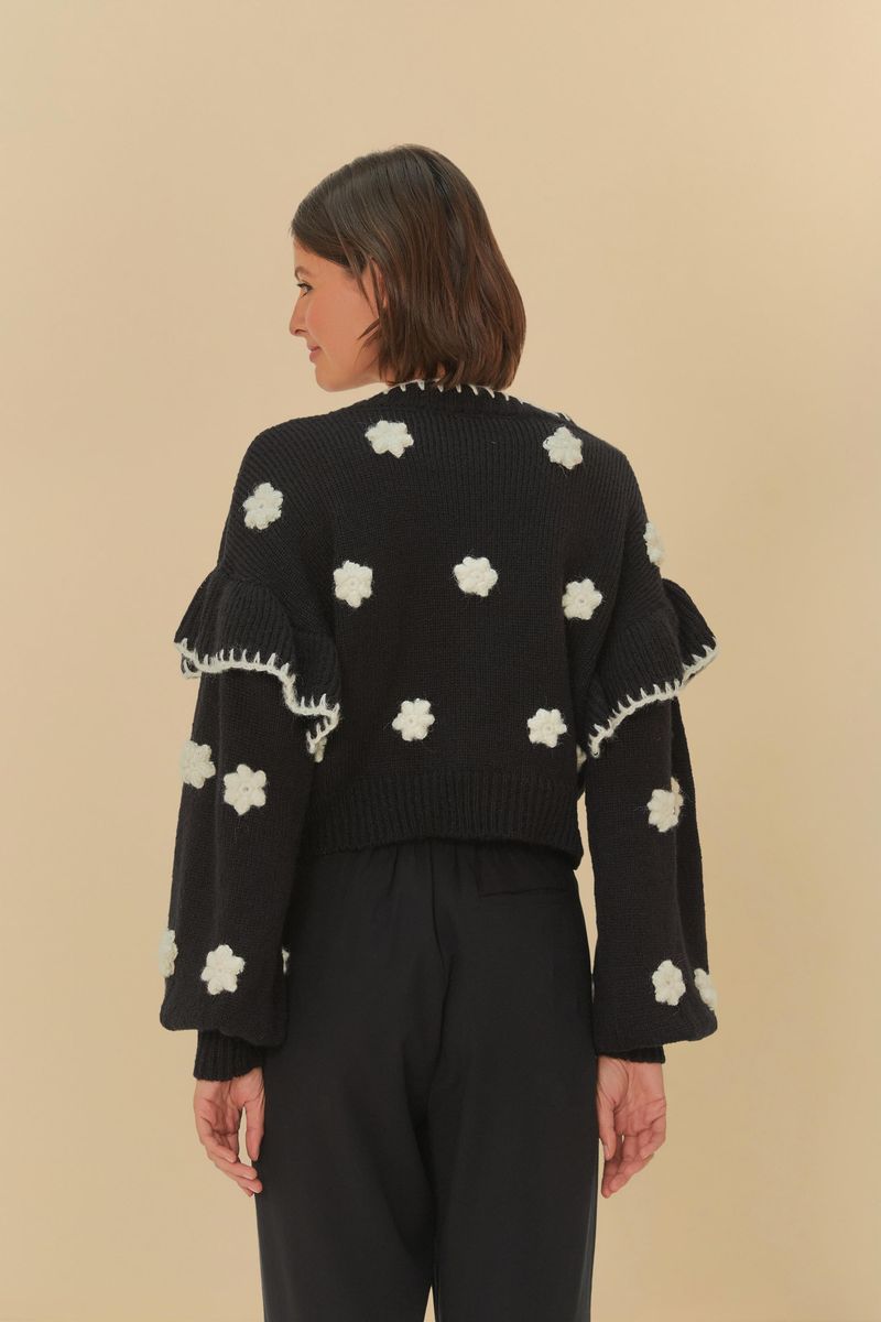 Vista-trasera-del-sueter-corto-de-tejido-artesanal-con-estampado-floral-destacando-el-diseño-de-la-espalda.