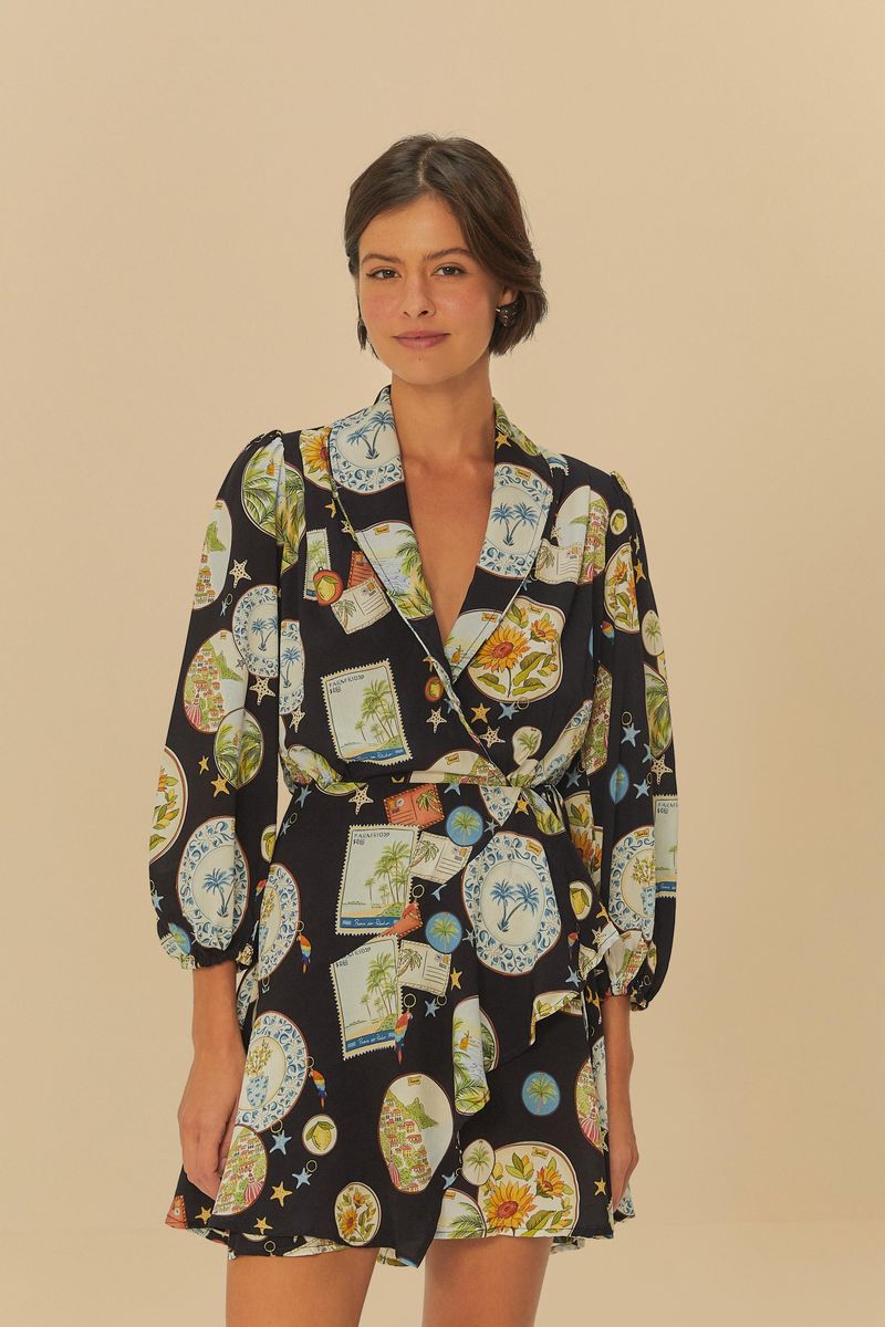 Vestido corto con estampado de souvenir, manga larga abullonada y escote cruzado.