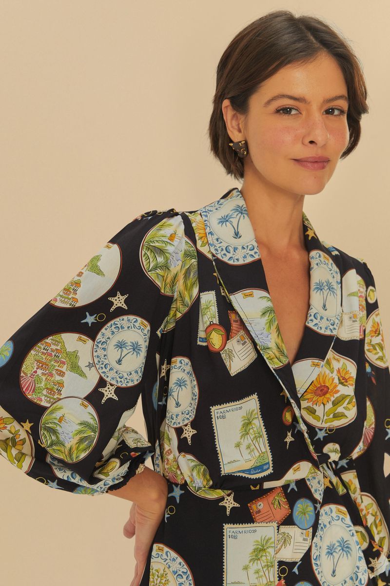 Detalle del vestido mostrando el estampado de souvenir con elementos gráficos y colores vibrantes.