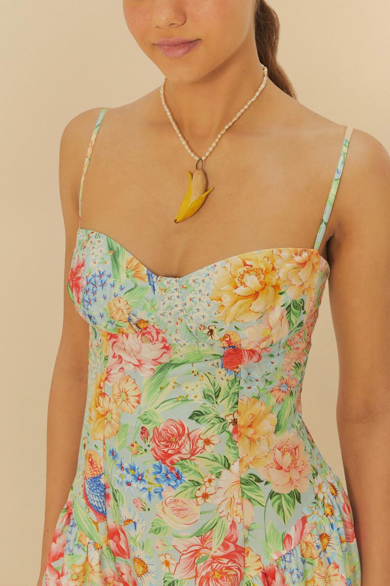 Close-up del escote del macacón floral, mostrando detalles del estampado.