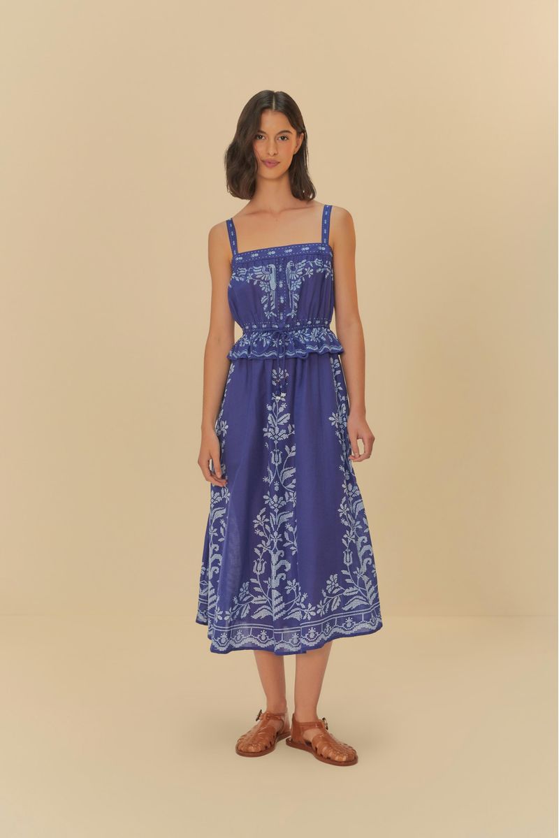 Vestido cropped azul con bordado tropical visto de frente