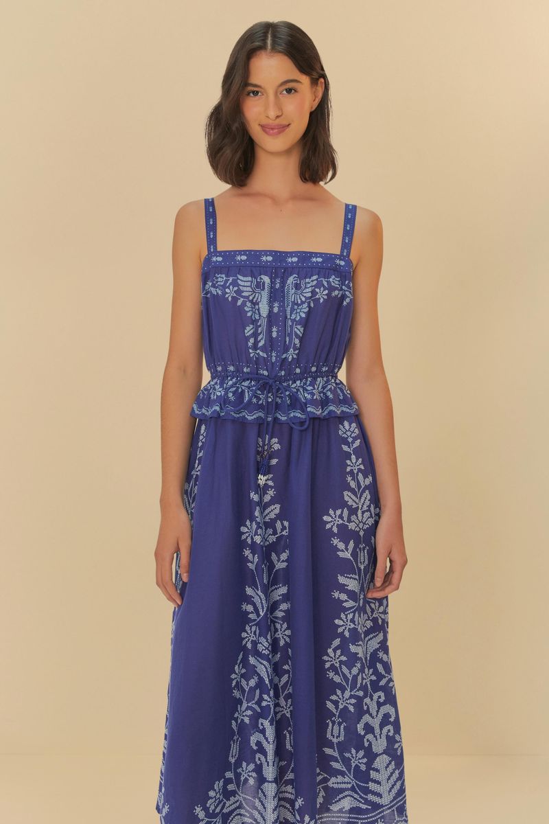 Vestido cropped azul con bordado tropical visto de lado