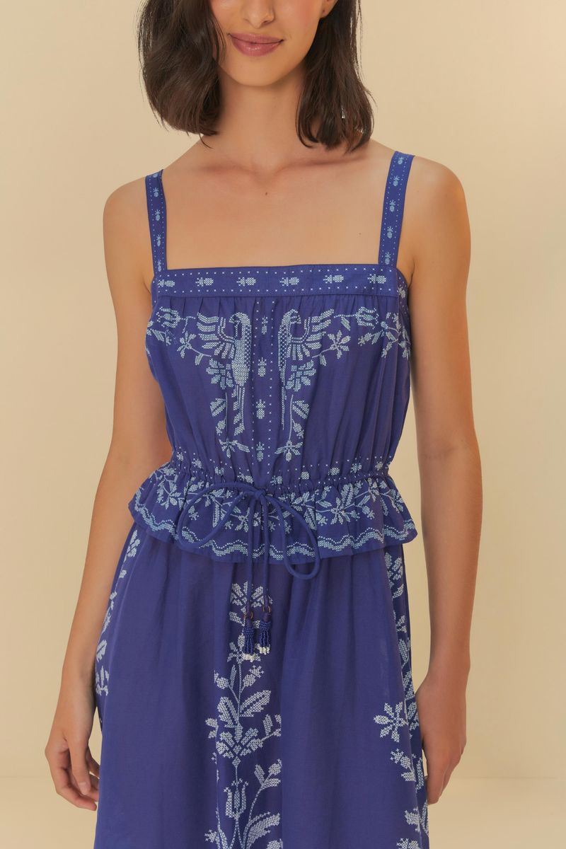 Detalle del corpete del vestido cropped azul con bordado tropical