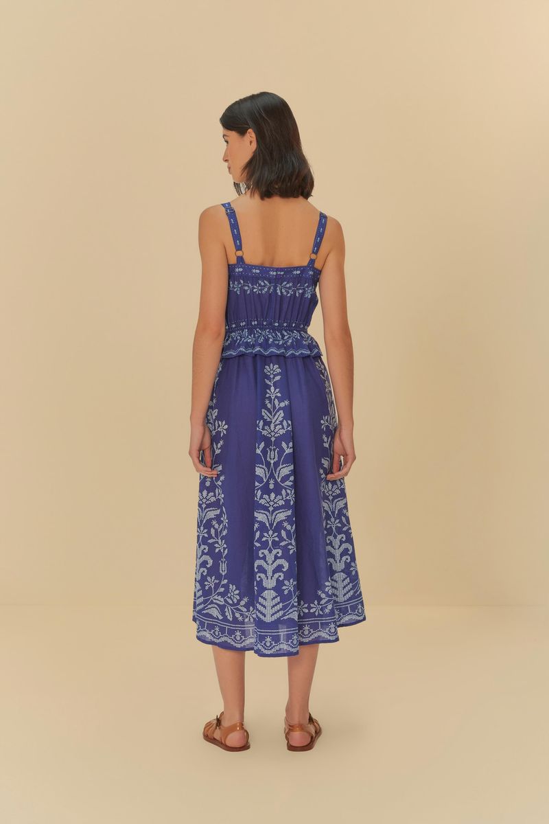 Vestido cropped azul con bordado tropical visto de costas