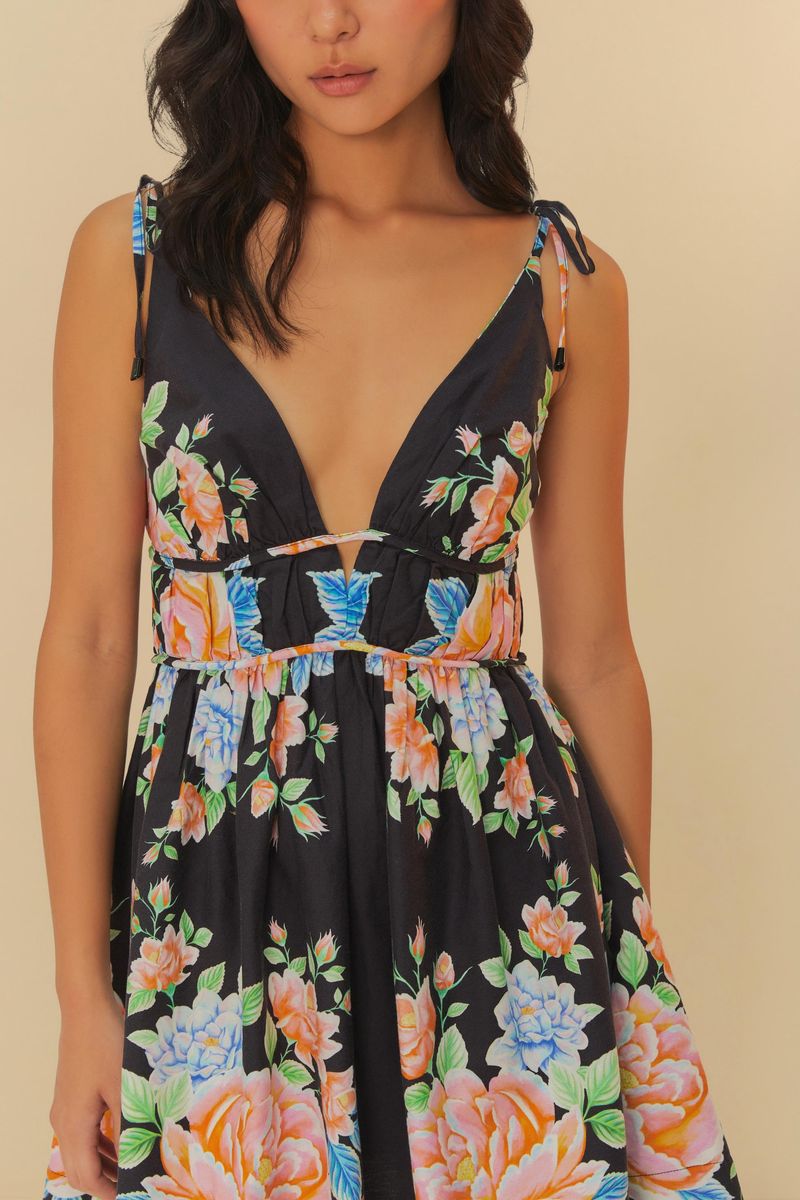Detalle del vestido mostrando el escote en V y el estampado floral vibrante.