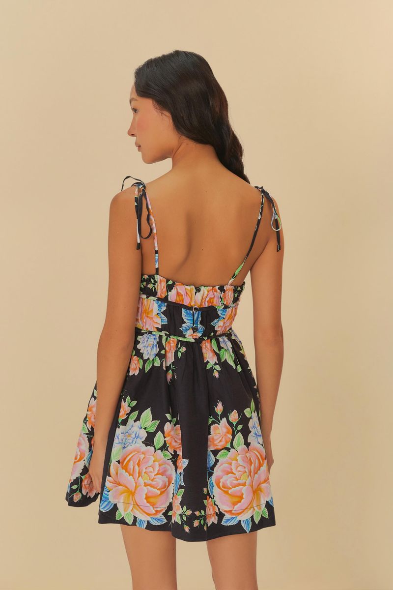 Vista trasera del vestido corto con estampado floral mostrando el diseño de la espalda y los tirantes ajustables.