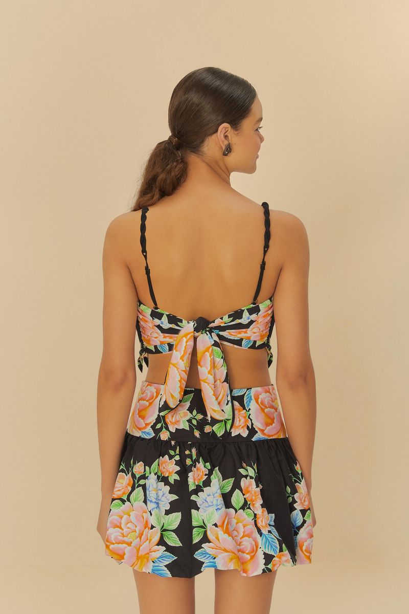 Vista trasera de la blusa floral con detalle de amarre.