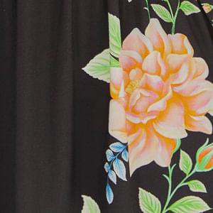 Detalle-del-estampado-floral-localizado-en-el-vestido.