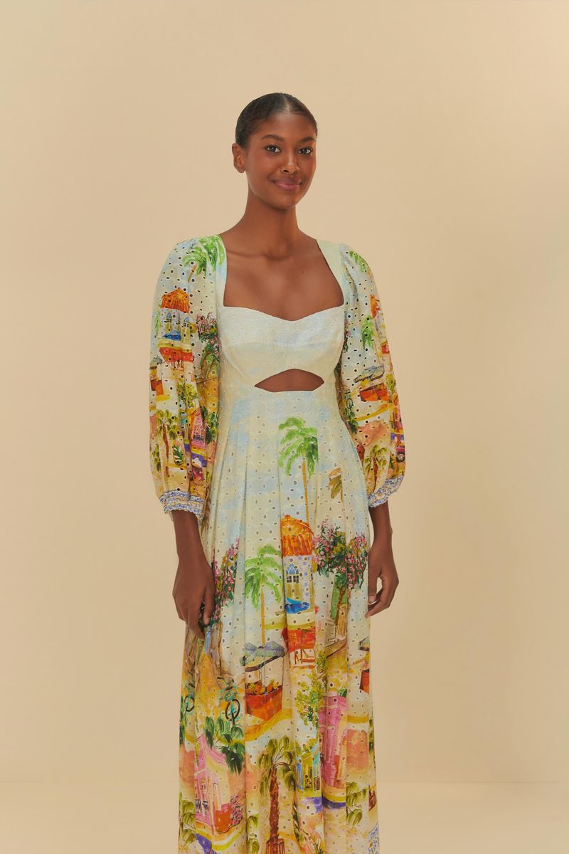 Vestido con estampado de paisajes y flores, mostrado en vista lateral.