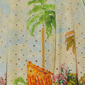 Detalle-del-tejido-estampado-del-vestido-con-paisajes-y-flores.