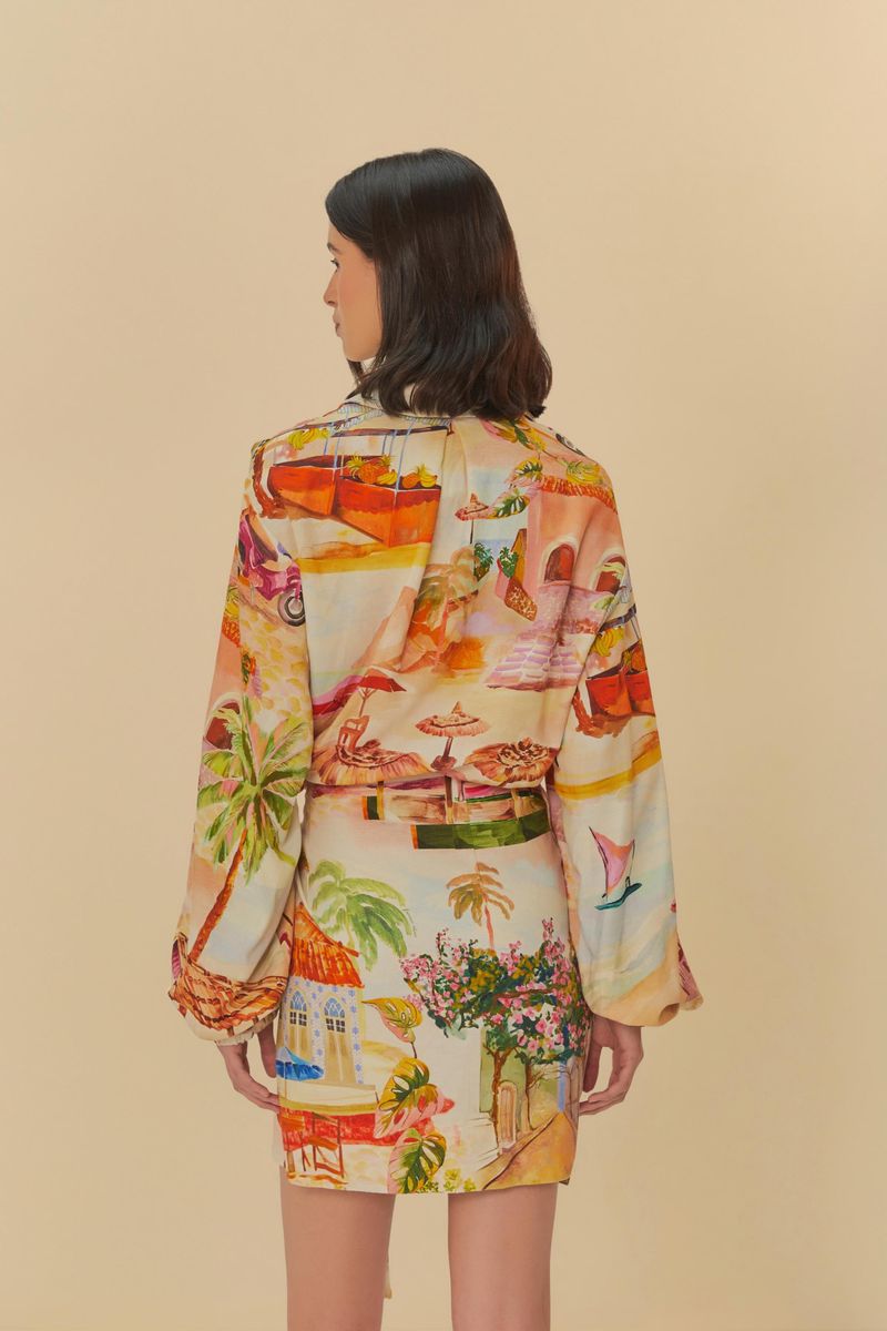 Vista lateral del vestido corto con estampado tropical y mangas largas.