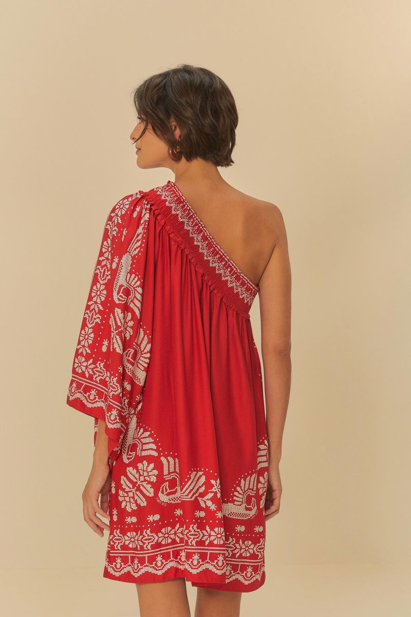 Vista trasera del vestido corto rojo con bordado tropical, modelo de una sola manga.
