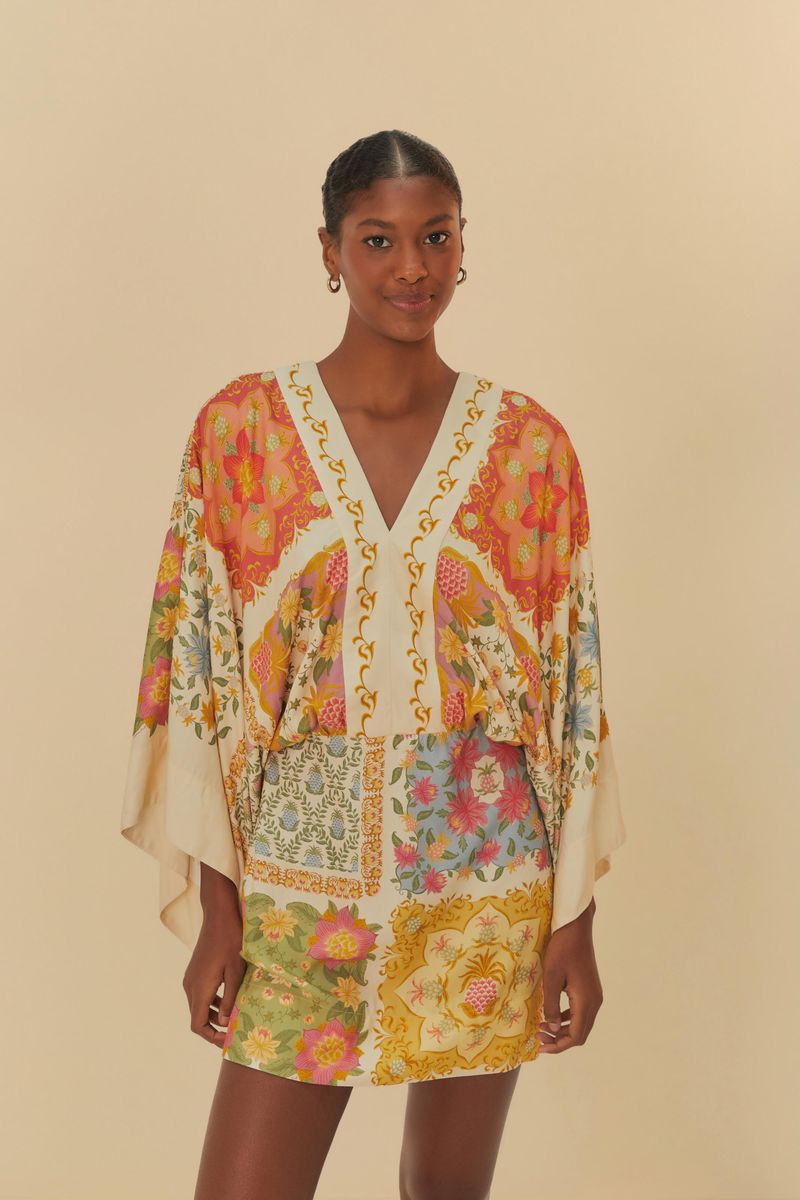 Imagen frontal del Vestido Corto Mg Lenço Amalfi con estampados coloridos.