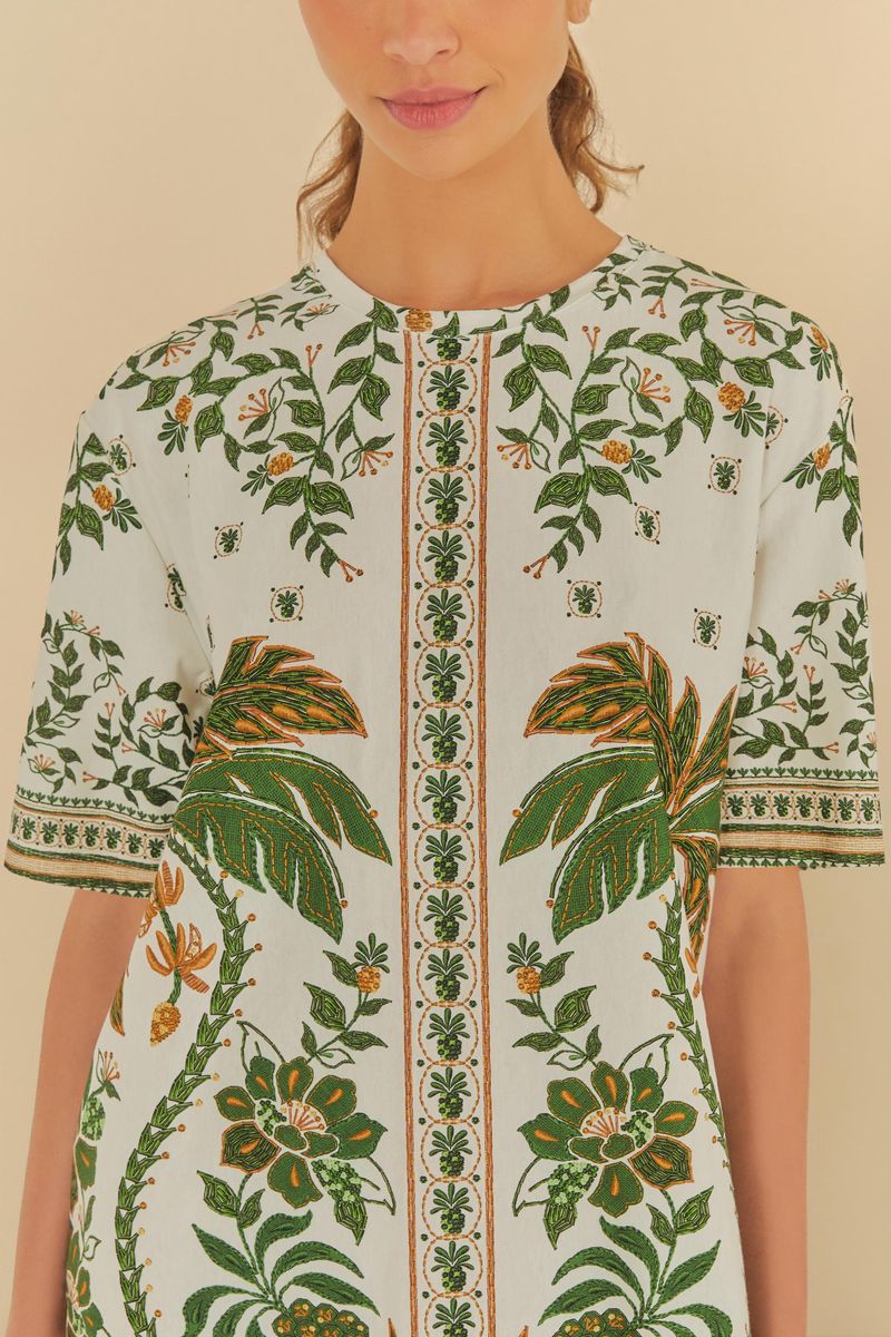 Primer plano del estampado botánico del vestido, destacando los detalles de flores y hojas.