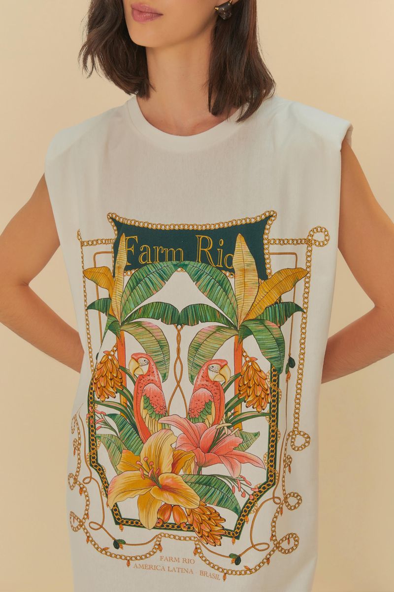 Acercamiento del vestido corto con estampado tropical, destacando los elementos de diseño.