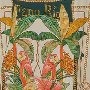 Detalle-del-estampado-tropical-del-vestido-con-elementos-botanicos-y-animales.