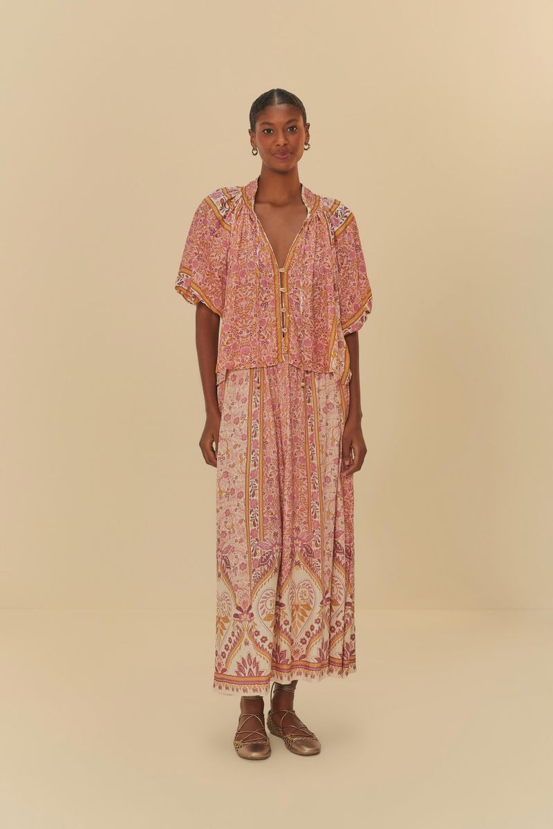 Modelo-usando-una-falda-gode-floral-con-blusa-a-juego-en-un-fondo-neutro.