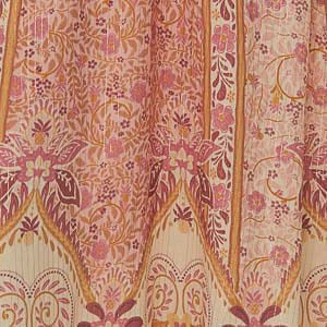 Vista-trasera-de-la-falda-gode-floral-mostrando-detalles-del-estampado-y-el-corte.