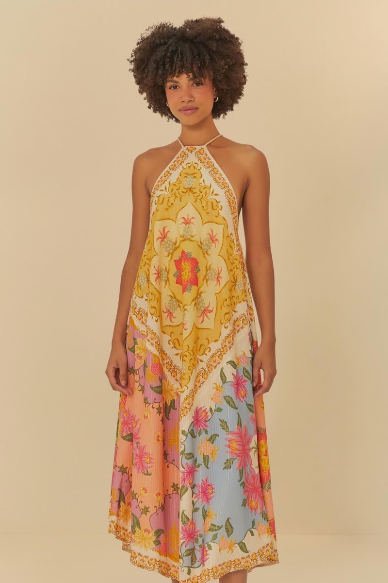Vestido estampado con diseño vibrante, tirantes delgados y longitud corto, exhibido en vista lateral.