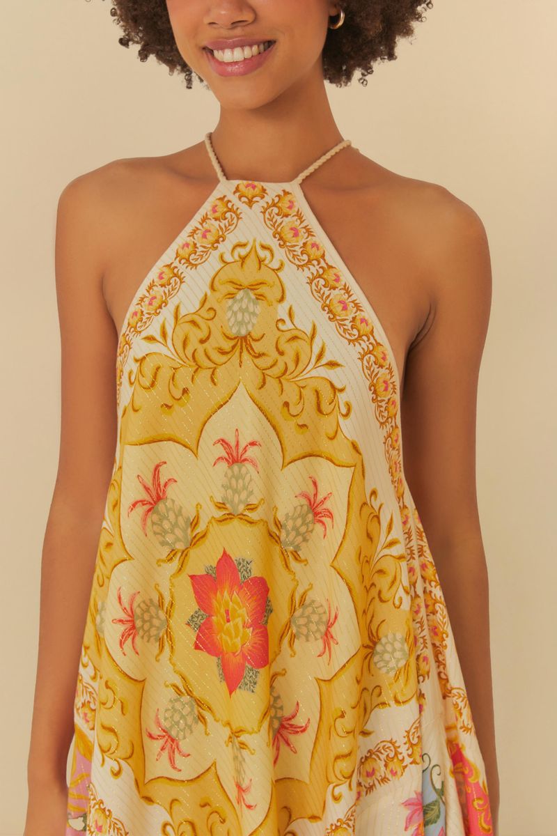 Vestido estampado con diseño vibrante, tirantes delgados y longitud corto, exhibido en vista trasera.