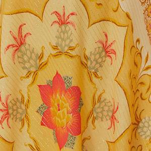 Detalle-de-los-tirantes-traseros-del-vestido-estampado-con-diseño-vibrante.