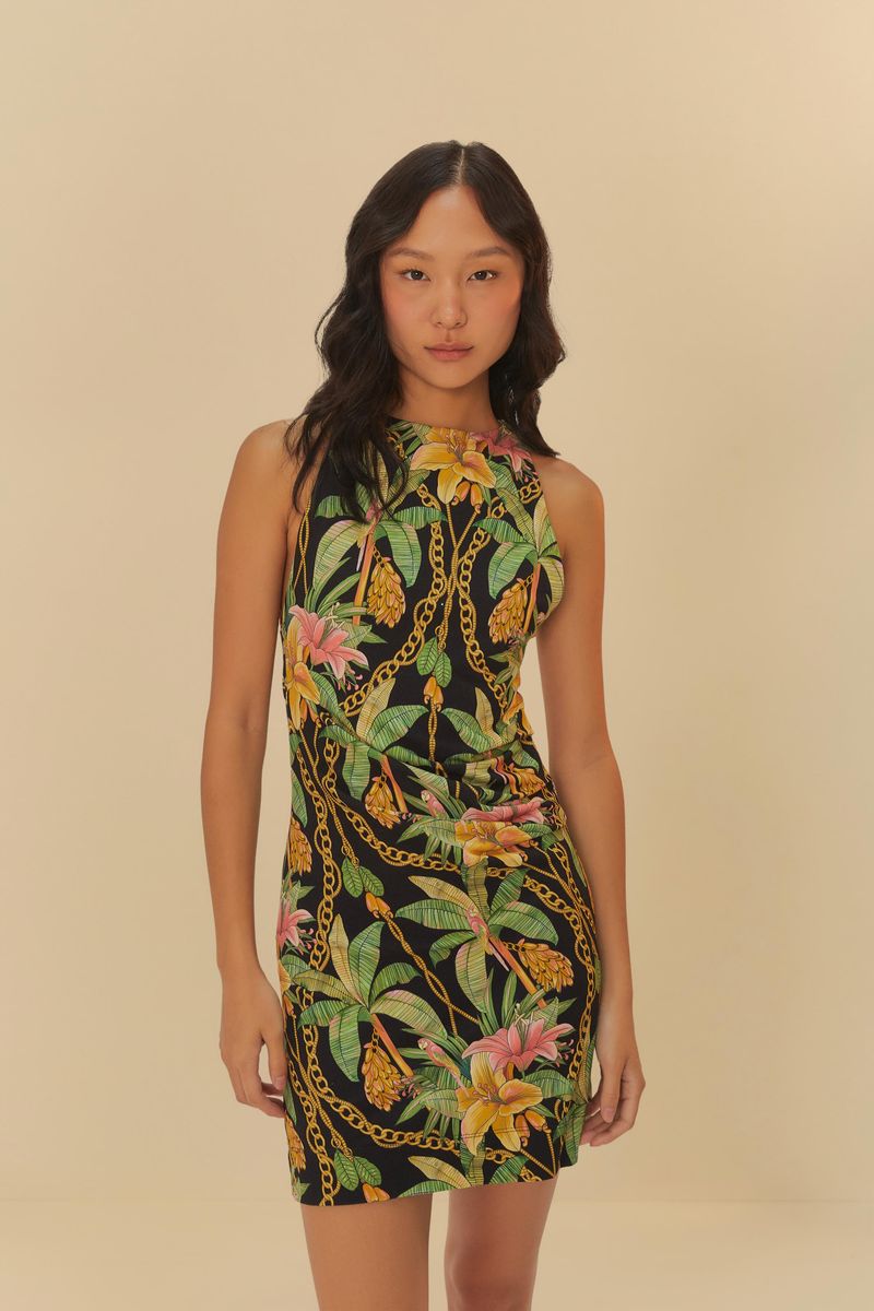 Modelo vistiendo un vestido corto estampado con temática tropical, mostrando el frente del vestido.
