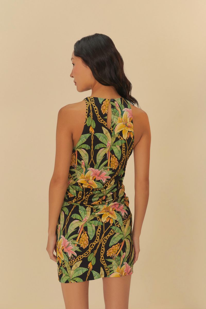 Vista trasera del vestido corto estampado, destacándose el diseño y ajuste en la espalda.