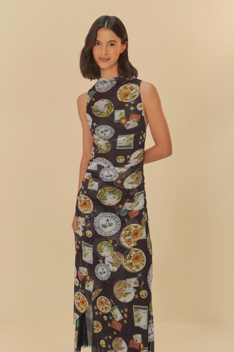 Modelo de perfil usando el Vestido Tule Souvenir, destacando la silueta columna.