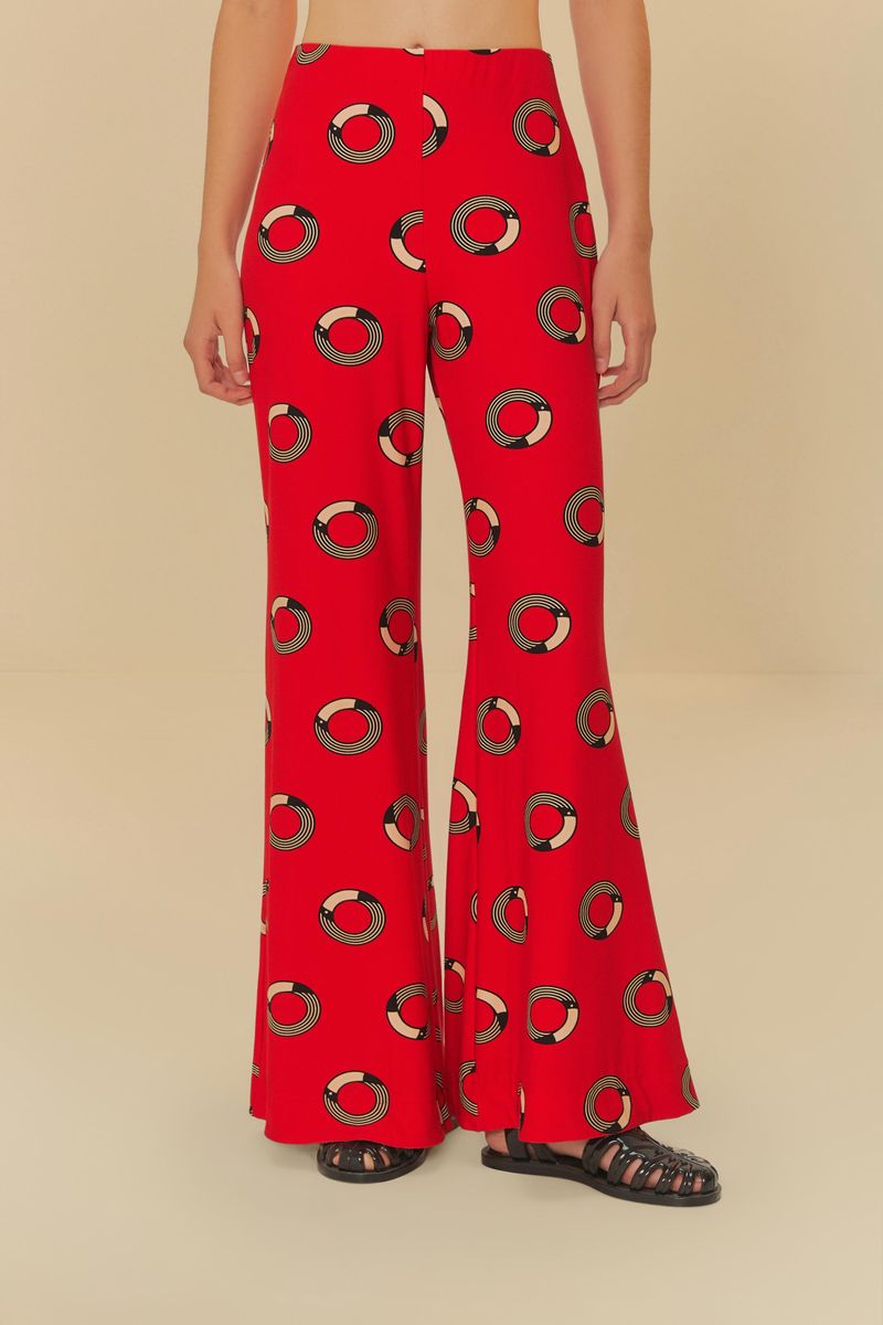 Pantalón flare rojo con estampado de círculos negros y blancos, vista frontal