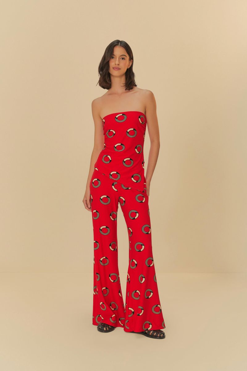 Modelo usando el pantalón flare rojo con estampado de círculos, en una pose de cuerpo entero
