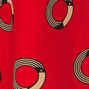 Vista-trasera-del-pantalon-flare-rojo-con-estampado-de-circulos-mostrando-el-caimiento-y-el-diseño-en-la-parte-de-atras
