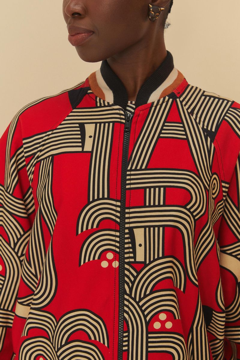 Detalle-del-estampado-geometrico-en-la-chaqueta-bomber-destacando-los-patrones.