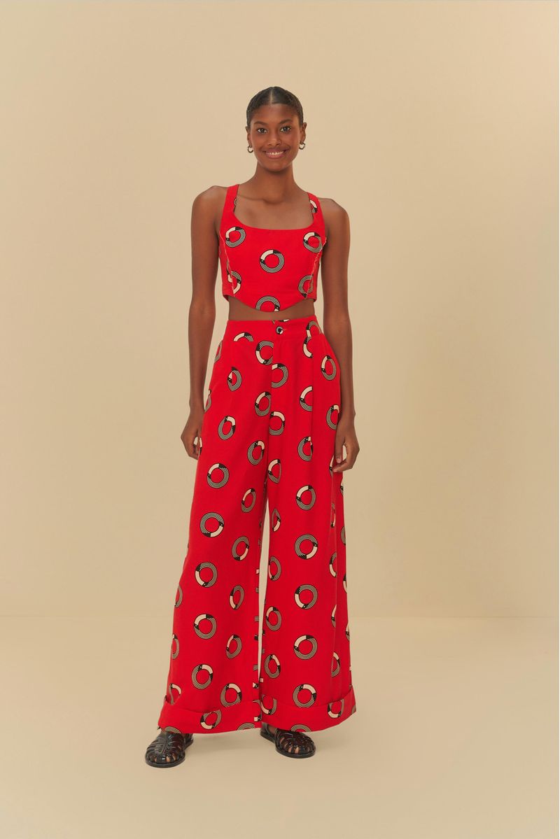 Imagen de un conjunto formado por un top estampado rojo y un pantalón largo a juego, visto de frente.