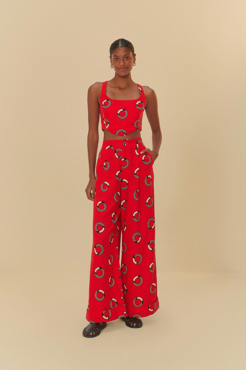 Modelo luciendo pantalón estilo palazzo estampado con top a juego, vista frontal.