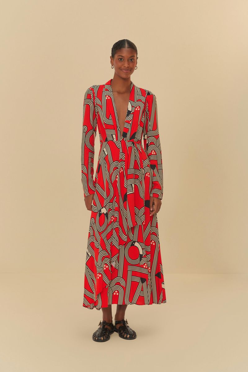 Imagen de un vestido largo estampado con patrón geométrico en rojo, negro y blanco, con escote en V y mangas largas.